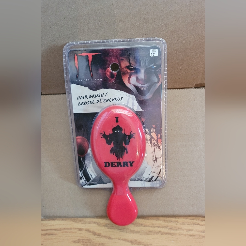 IT hairbrush - mini brush travel brush red with I it derry